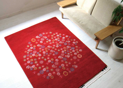 いくつもの花文様を色彩豊かに表現した絨毯